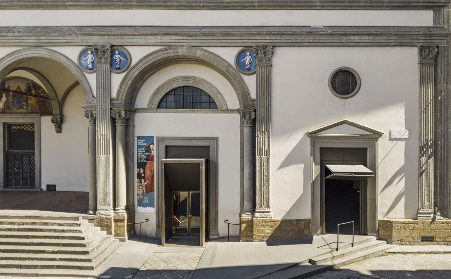Facciata rinascimentale del Museo degli Innocenti con archi, colonne e due ingressi a livello strada.